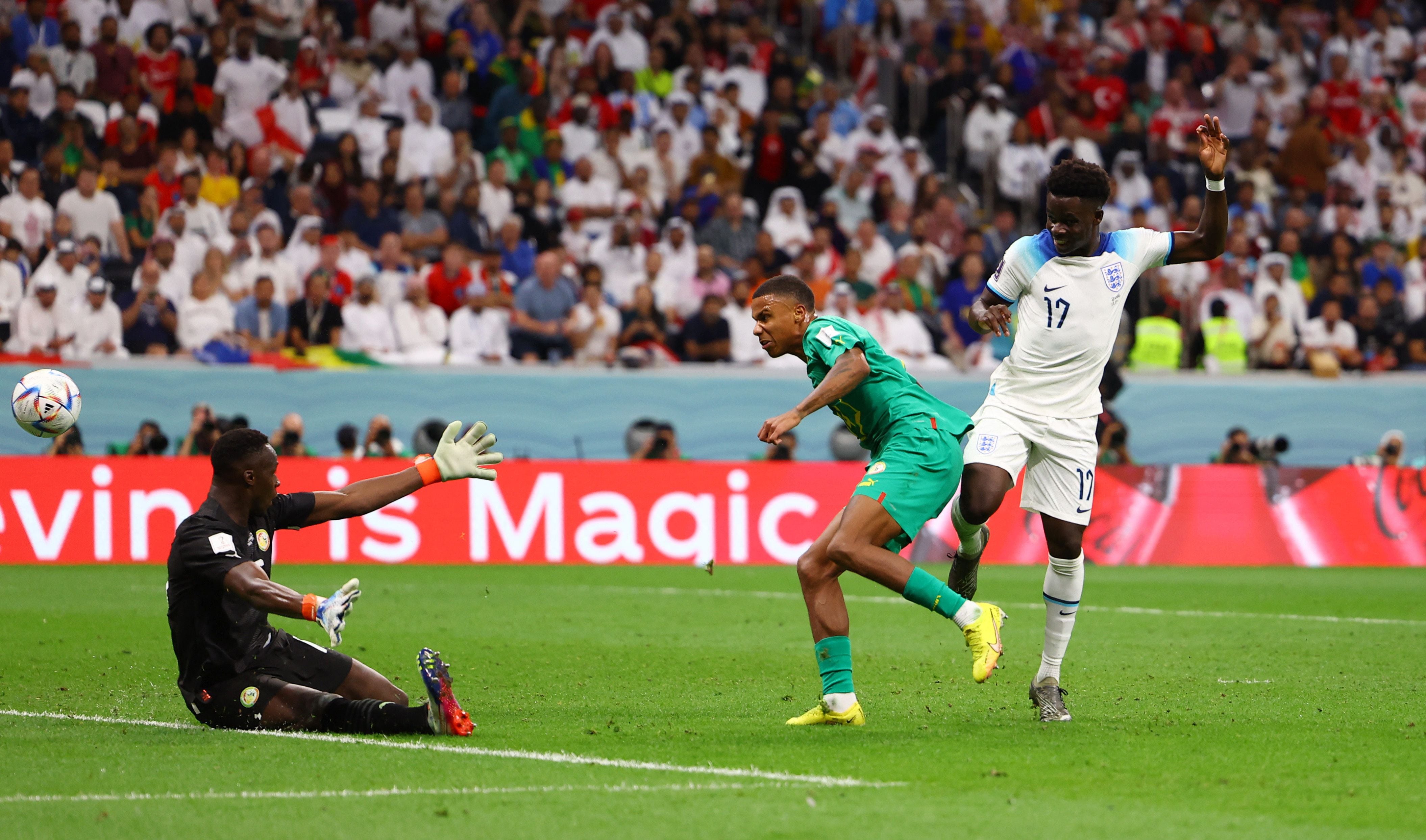 Saka anota el tercer gol de Inglaterra.