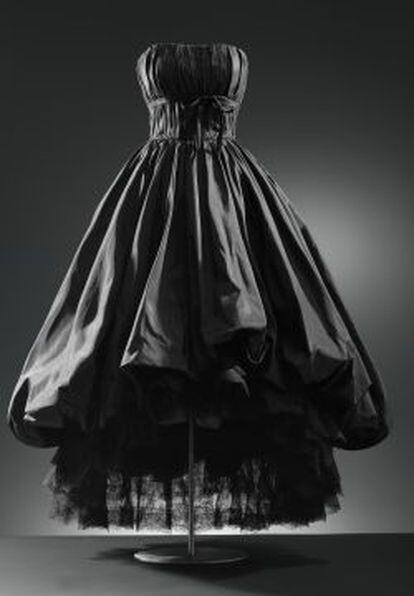 Falda Globo. Vestido de noche en tafetán de seda de color negro, de 1952.