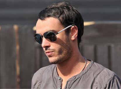 Jack Tweed, de 22años y viudo de la &#39;gran hermana&#39; británica Jade Goody, que se hizo popular por vender a la televisión su cáncer terminal y su muerte para dejar una herencia a sus hijos, fue detenido ayer acusado de violación por una mujer joven, según ha explicado la policía sin dar más detalles al respecto. Las mismas fuentes han informado que en relación al caso hay otro detenido, un hombre de 25 años, mientras que un tercer acusado ha sido puesto en libertad bajo fianza.