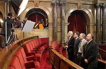 Los cinco candidatos a la Generalitat, reunidos ayer por EL PAÍS en el Parlament, mientras posaban para la foto de portada.