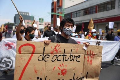 Cerca de 4.000 personas, según cifras oficiales del Gobierno de Ciudad de México, marcharon desde la Plaza de las Tres Culturas de Tlatelolco, donde ocurrió la matanza, hasta el Zócalo frente al Palacio Nacional.