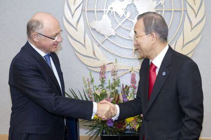 El secretario general de las Naciones Unidas, Ban Ki-moon (d), estrecha la mano del ministro de Asuntos Exteriores de Argentina, Héctor Timerman (i), el pasado viernes en Nueva York.