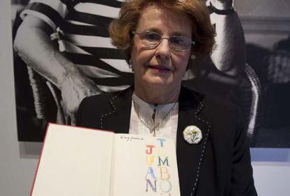 Mari Paz Temboury sostiene uno de los libros donados al museo.