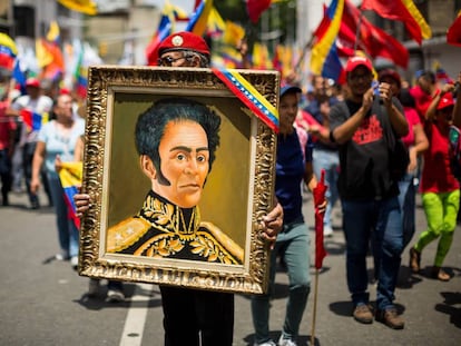 Un hombre sostiene un cuadro de Simón Bolívar durante una manifestación en Caracas (Venezuela) en 2019.