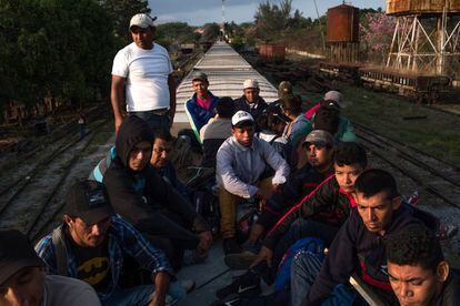 Integrantes de la caravana de migrantes viajan a bordo de 'La Bestia', el famoso tren de mercancías que atraviesa México hasta Estados Unidos.