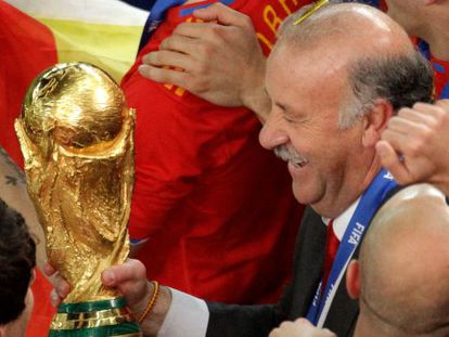 Del Bosque con la copa del Mundo, tras la final del Mundial de Sud&aacute;frica.