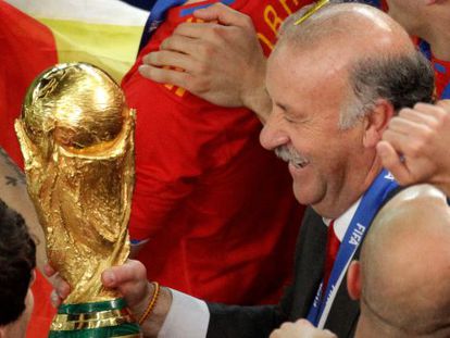 Del Bosque con la copa del Mundo, tras la final del Mundial de Sudáfrica.