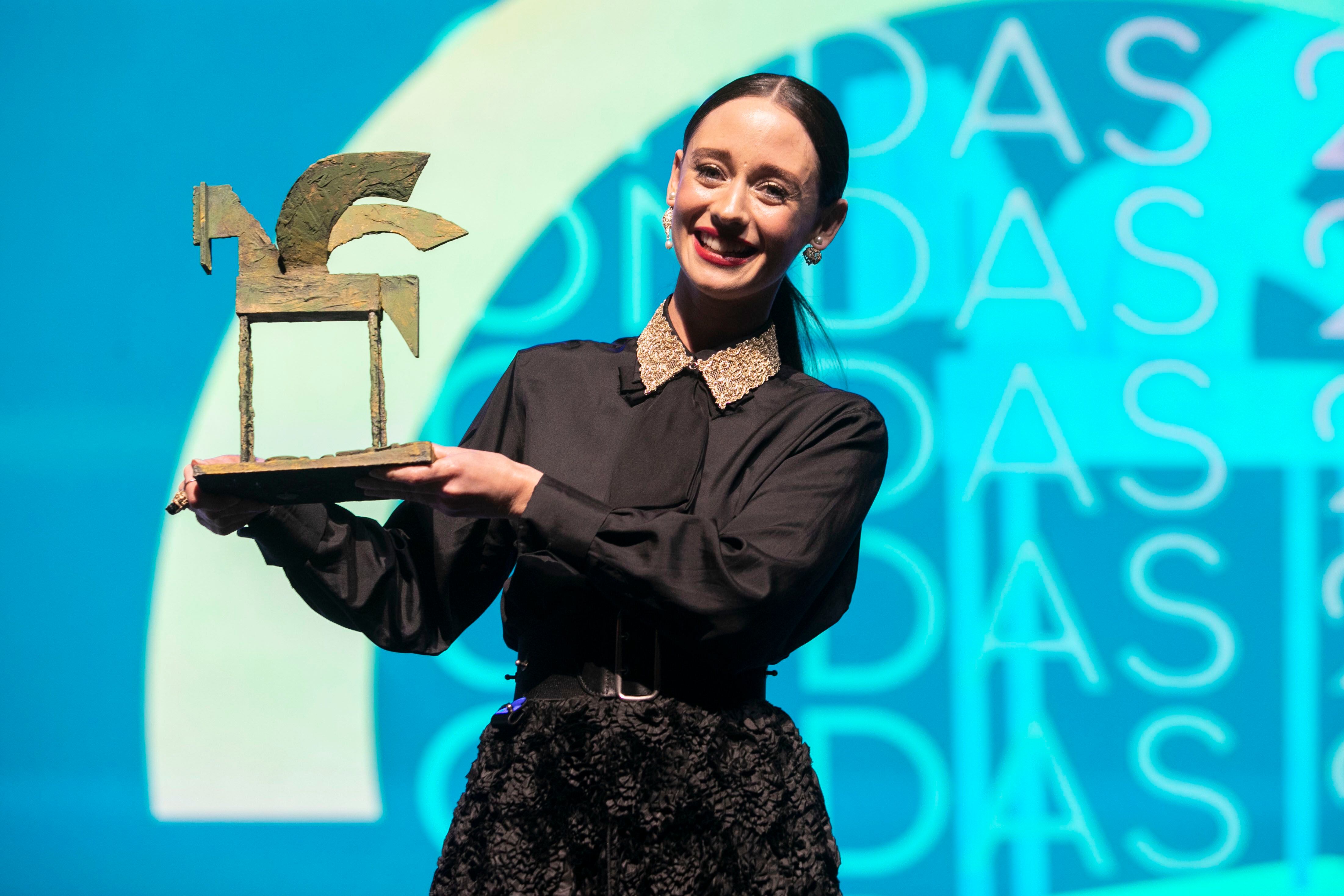 La actriz Elena rivera recibe el Ondas por la mejor intérprete femenina en ficción.