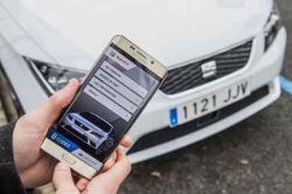 La llave digital de Seat y Samsung permite autorizar a otra persona el uso del coche enviándole un duplicado a su smartphone.