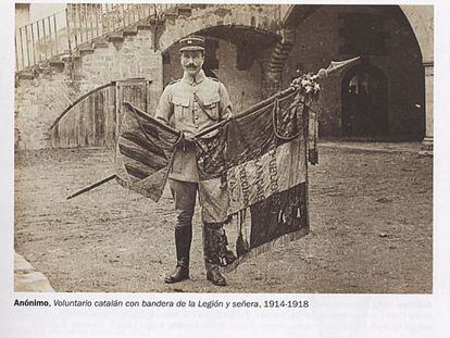 Voluntari amb la bandera de la Legi&oacute; Estrangera i la senyera. 
