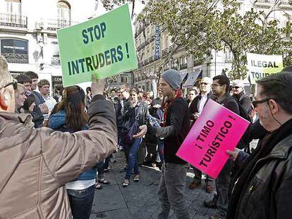 Guías turísticos protestan en la Puerta del Sol contra el intrusismo profesional en el sector.