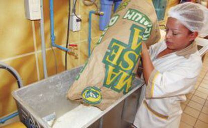 Una trabajadora vuelca harina en una fábrica del grupo Gruma.