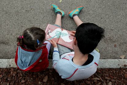 Niños leyendo un libro, en una imagen de archivo.