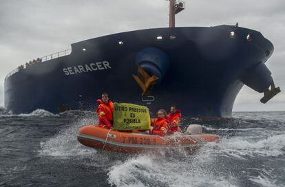 Activistas de Greenpeace protestan ante un petrolero en Bilbao, el pasado domingo. Imagen facilitada por la organizaci&oacute;n ecologistas.