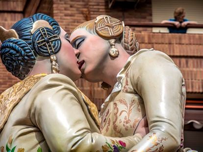 El beso de dos mujeres vestidas de fallera fue la figura central de una falla de la sección especial de Torrent (Valencia) del artista Raúl Martínez "Chuky".