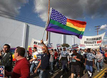 Marcha contra la propuesta que declara inconstitucional el matrimonio entre personas del mismo sexo en California.
