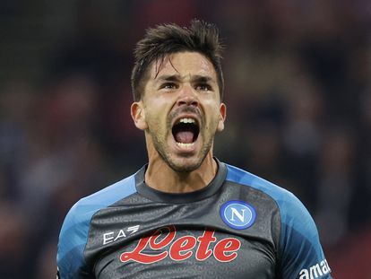 Giovanni Simeone celebra su gol en Amsterdam, ante el Ajax.