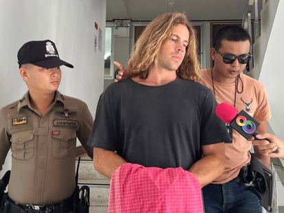 Daniel Sancho, el día 7, escoltado por policías tailandeses.
