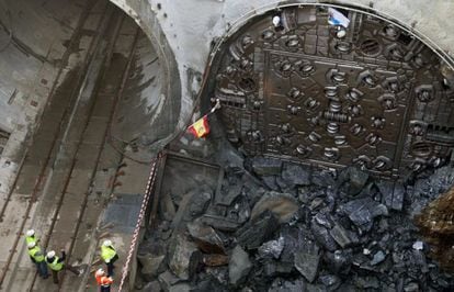 La segunda tuneladora que ha excavado el t&uacute;nel entre As Maceiras y Vigo llega al final, en el pozo de San Lorenzo.