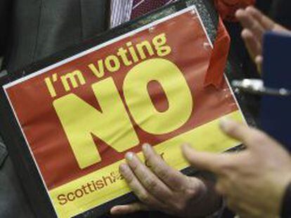 Votantes del &quot;no&quot; a la independencia de Escocia celebran el resultado del refer&eacute;ndum en Edimburgo (Escocia)