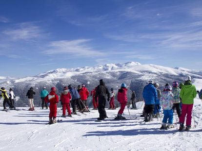 Esquiadores esperando para iniciar un descenso en la estación gerundense de La Molina.