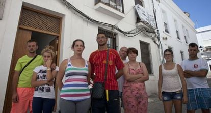 Varias de las familias que han ocupado viviendas de Sanlúcar.