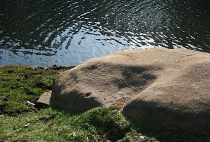 Petroglifo reticulado de Langoira, descubierto junto al embalse, en Castelo (Cervo).