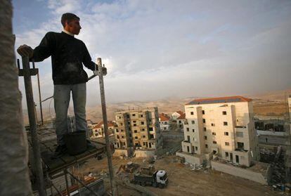 Un alba&ntilde;il palestino mira hacia los asentamientos de jud&iacute;os en Maale Adumim, cerca de Jerusal&eacute;n.
