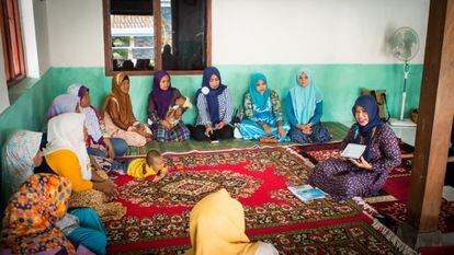 Ibu Suparti muestra una tableta a otras mujeres en un centro comunitario. Este es un grupo de mujeres que conocí [Melinda] en Indonesia en 2017.