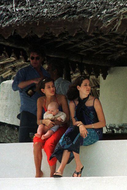 Fruto del matrimonio entre Carolina de Mónaco y Ernesto de Hannover, nació la princesa Alejandra. En la imagen, Carlota Casiraghi sostiene en brazos a su hermana pequeña durante un viaje familiar a Kenia en el año 2000.