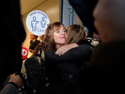 Familiares de las víctimas del MH17 se abrazan este jueves a las puertas de la corte de Justicia de Badhoevedorp poco después de conocerse la sentencia.