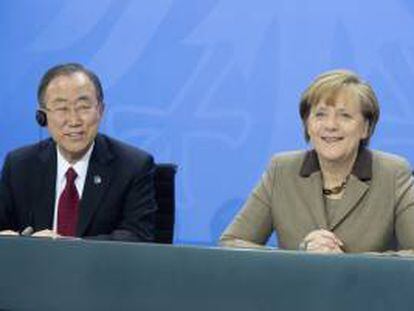 La canciller alemana Angela Merkel (d) y el secretario general de la ONU Ban Ki-moon. EFE/Archivo