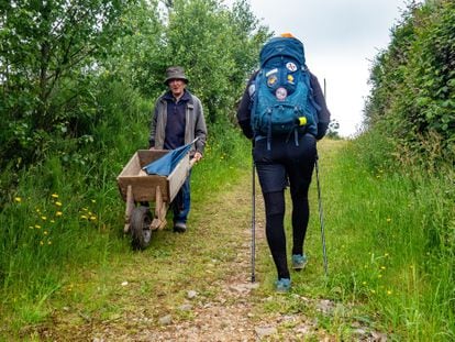 Una peregrina del Camino de Santiago se cruzaba en mayo con un granjero, en Pola de Allande (Asturias).