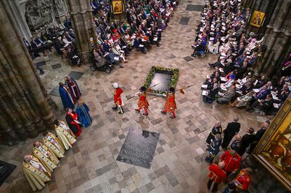 Los invitados esperan en la abadía de Westminster la llegada de Carlos III y la reina Camila.