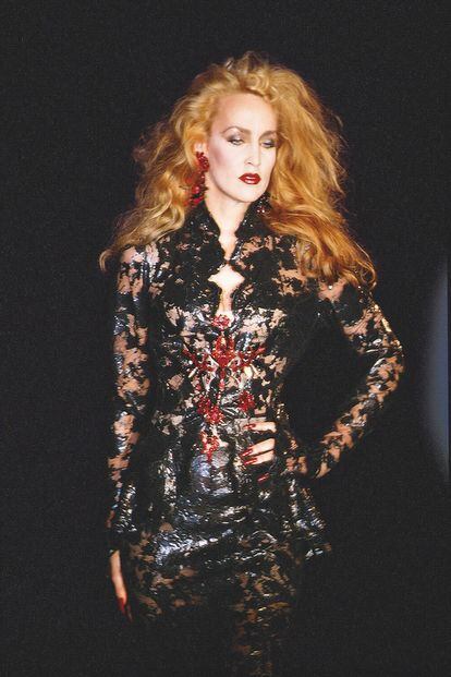 Mujer total: Jerry Hall, modelo de su colección de prêt-à-porter para la primavera-verano de 1991.