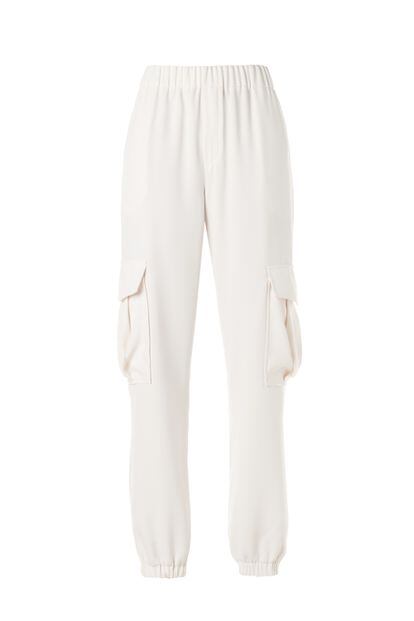 Nada como unos pantalones blancos para darle un aire primaveral a tus looks, con estos de P.A.R.O.S.H. podrás adelantarte a la temporada.