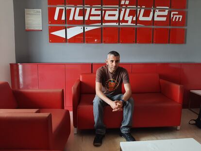 El comentarista político de Radio Mosaïque Haythem el Mekki, procesado por criticar al Gobierno, en la sede de la emisora en Túnez.