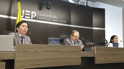 Óscar Parra, Eduardo Cifuentes y Belkis Izquierdo, magistrados de la Jurisdicción Especial para la Paz (JEP), en Bogotá, el 25 de julio de 2022.