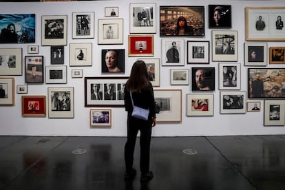 Conde Duque acoge desde este jueves ARCO. Recorridos fotográficos, una exposición que reúne la historia de más de dos décadas de la Feria Internacional de Arte Contemporáneo a través de la mirada de artistas como Cristina García Rodero, Alberto García-Alix, Ana Laura Aláez o Cristina Lucas.
La muestra recoge una selección de la colección del mismo nombre formada por 450 obras de 80 artistas internacionales que, gracias a un convenio del Ayuntamiento de Madrid con Ifema, pasa a enriquecer los fondos del Museo de Arte Contemporáneo de Madrid.
Asimismo, la directora de ARCO, Maribel López, adelantó este jueves que el comité organizador de la feria se reunirá en abril para decidir si se mantiene la edición de este año en Ifema, aplazada 7 al 11 de julio de 2021 con motivo de la pandemia, o se pospone hasta 2022.