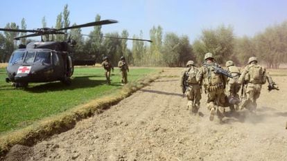 Soldados estadounidenses evacuan a un compañero herido en la provincia de Logar la semana pasada.