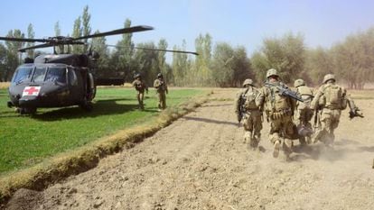 Soldados estadounidenses evacuan a un compa&ntilde;ero herido en la provincia de Logar la semana pasada.