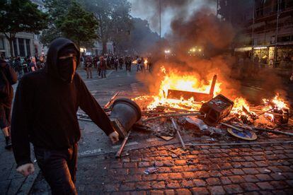 Una barricada en llamas durante la noche del viernes, tras la primera jornada de la cumbre del G-20. 