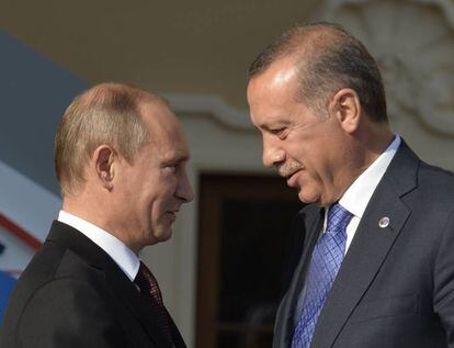 El presidente ruso, Vladimir Putin, y su hom&oacute;logo turco, Recep Tayyip Erdogan (entonces primer ministro), al inicio de la cumbre del G20 en San Petersburgo el 5 de septiembre de 2013.