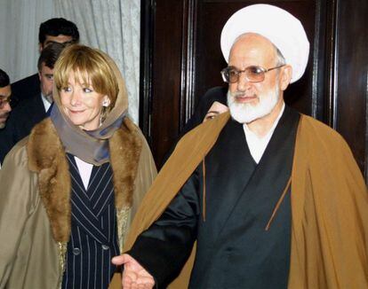 Esperanza Aguirre (izda.), es recibida por el jefe del Parlamento de Irán, Mehdi Karrubi (d), a su llegada para una visita a ese país al frente de una delegación de la Cámara Alta española, el 29 de enero de 2002.