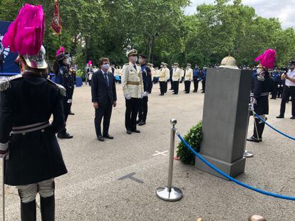 El alcalde de Madrid, José Luis Martínez-Almeida, y el comisario principal de la Policía Municipal, Teodoro Pérez García, en el homenaje a los caídos.