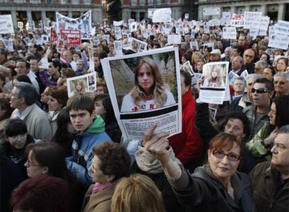 Una manifestante porta una retrato de la joven en la concentración convocada en Madrid por la familia