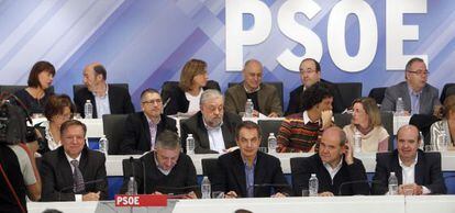 El comité federal del PSOE, reunido el sábado en Madrid. En el centro, José Luis Rodríguez Zapatero. Al fondo, a la izquierda, Alfredo Pérez Rubalcaba y Carme Chacón.