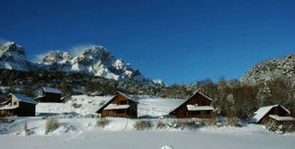 Cabañas de madera del Piedrafita Lodge, en el valle de Tena (Huesca), en una finca situda a 1.300 metros de altura.