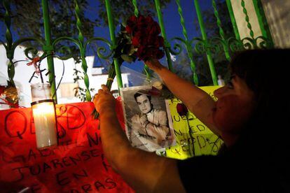 Una fan coloca unas flores en el exterior de la casa que Juan Gabriel en Ciudad Juárez, el 2 de septiembre de 2016.