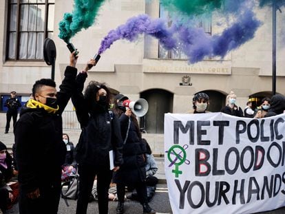 "La Policía Metropolitana tiene sangre en sus manos". Manifestantes ante el Tribunal Penal de Inglaterra, este jueves en Londres